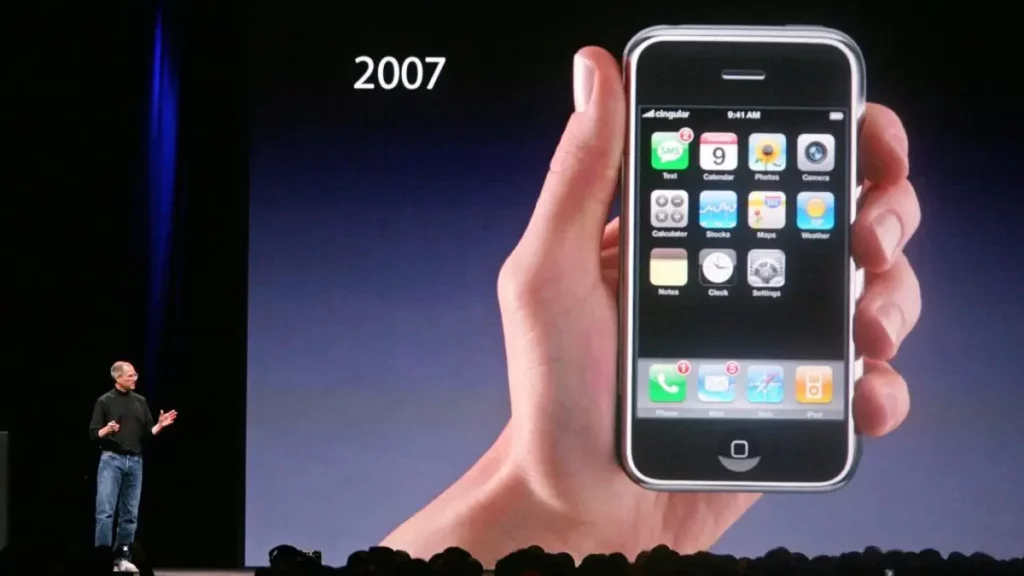 Steve Jobs kenalkan iPhone pertama di tahun 2007
